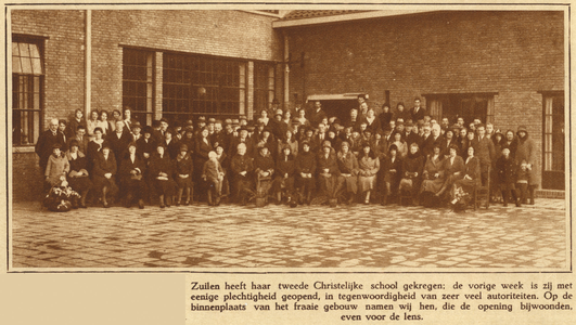 873907 Groepsportret van de genodigden bij de officiële opening van de 2e Christelijke Lagere School in Zuilen, op het ...